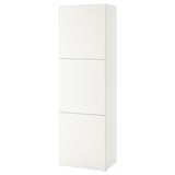 Ein weißer BESTÅ Aufbewahrungsschrank mit rechteckiger Form, minimalistischem Design und mehreren Türen.