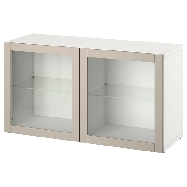 Ein weißer BESTÅ-Schrank mit Glastüren. Es hat ein modernes Design mit einer rechteckigen Form, mit zwei Glastüren und zwei Regalen im Inneren.