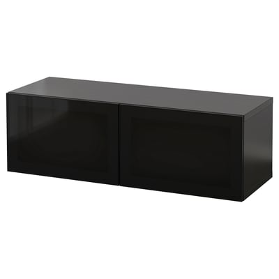 Ein schwarzer rechteckiger BESTÅ-Schrank mit zwei Glastüren. Es hat ein schlankes, modernes Design aus Spanplatten und Aluminium mit einer glänzenden Oberfläche.