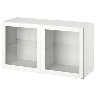 Ein weißer Schrank von ikea BESTÅ mit Glastüren und Regalen.