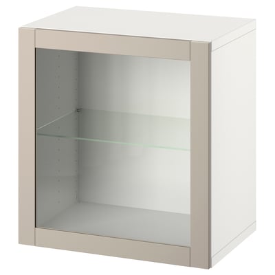 Ein weißer Wandschrank von ikea BESTÅ mit Glastür. Er hat eine moderne, quadratische Form mit einer einzigen Glasablage im Inneren.