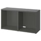 Eine IKEA BESTÅ TV-Bank in Dunkelgrau. Es ist rechteckig, misst 50x120 cm, hat einen offenen Raum und verstellbare Füße für Stabilität.