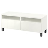 Weiße BESTÅ TV-Bank mit zwei Schubladen und offenem Regal. Modernes, minimalistisches Design mit vier hochgezogenen quadratischen Beinen.