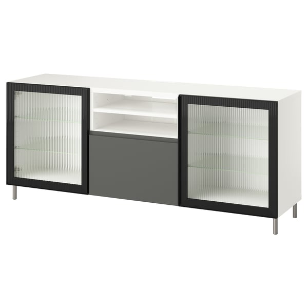 Eine IKEA BESTÅ TV-Bank in Weiß mit schwarzen Akzenten und geriffelten Glastüren.