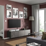 Modernes kastanienbraunes Wohnzimmer mit TV-Bank, Fotos und Stehlampe.
