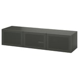 Eine IKEA BESTÅ TV-Bank in Dunkelgrau. Er verfügt über drei Netztüren für das Kabelmanagement und verstellbare Regale.
