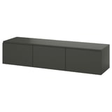 Eine schwarze BESTÅ TV-Bank mit schlankem Design und drei Schränken zur Aufbewahrung.