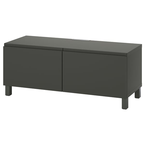 Eine schwarze IKEA BESTÅ TV-Bank mit zwei Türen. Er hat eine rechteckige Form mit einer flachen Oberseite und geraden Beinen und zeichnet sich durch ein modernes Design aus.