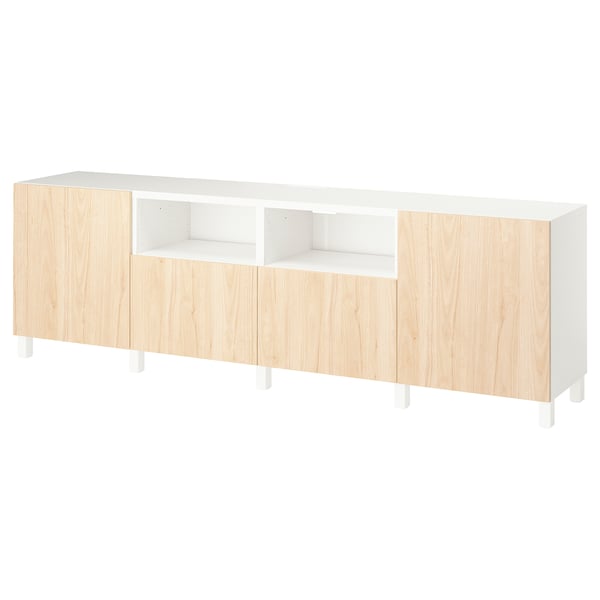 Eine IKEA BESTÅ TV-Bank aus weißem und hellem Holz. Er verfügt über verstellbare Regale und offene Fächer mit modernem Design.