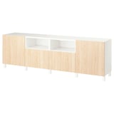 Eine IKEA BESTÅ TV-Bank aus weißem und hellem Holz. Er verfügt über verstellbare Regale und offene Fächer mit modernem Design.