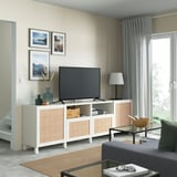 Wohnzimmer mit BESTÅ TV-Bank, Lampe, Vasen, Fotos, Sofa, Snacks auf dem Couchtisch.