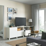 Modernes Wohnzimmer mit BESTÅ-TV, verstellbaren Regalen, Kabelmanagement, Soft-Close-Schubladen und einem Flachbild-TV.