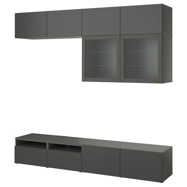 Ein grauer BESTÅ TV-Schrank mit Wandschränken und einer langen TV-Bank mit schlanken Linien und modernem Design für eine effiziente Aufbewahrung.