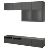 Ein grauer BESTÅ TV-Schrank mit Wandschränken und einer langen TV-Bank mit schlanken Linien und modernem Design für eine effiziente Aufbewahrung.
