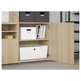 Aufbewahrungsschrank aus Holz mit Regalen und Boxen. Die Schubladen verfügen über eine Soft-Close-Funktion. Verstellbare Regale organisieren die Gegenstände ordentlich.
