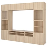 Helles Holz IKEA BESTÅ Schrank: verschiedene offene und geschlossene Aufbewahrung, natürliche Oberfläche.