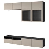Moderne TV-Aufbewahrungskombination mit beige-brauner Wandhalterung, schlankem Design, geschlossenen Schränken, Glastüren, offenen Regalen.