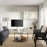 Modernes Wohnzimmer mit grauem Sofa, BESTÅ-TV, Flachbild-TV, Couchtisch und neutralem Dekor.