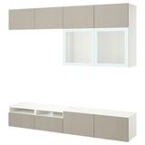 Ein cremefarbener BESTÅ TV-Aufbewahrungsschrank mit Wand- und Bodenschränken, der viel Stauraum mit schlankem, minimalistischem Design bietet.
