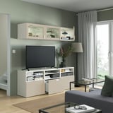 Modernes Wohnzimmer mit BESTÅ-TV, verstellbaren Regalen, Kabelmanagement, Wandaufbewahrung, Soft-Close-Schubladen und Beleuchtung.