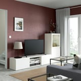Modernes Wohnzimmer mit BESTÅ-TV, Lampe, Dekor, Teppich, Couchtisch, Sofa, Kunst und Vorhängen.