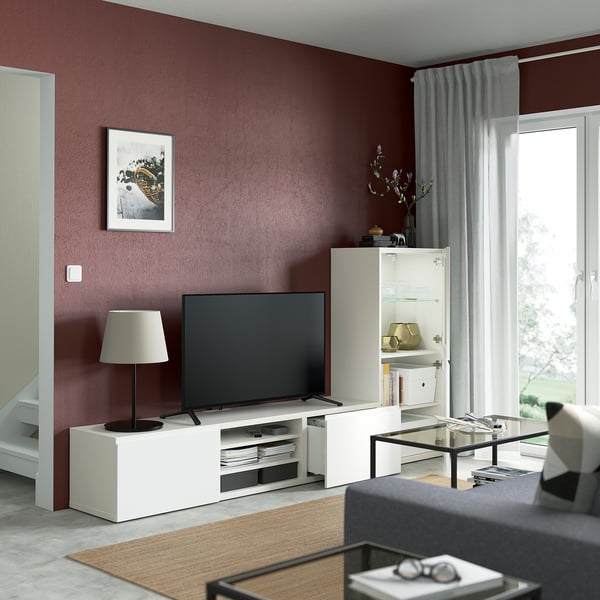 Modernes Wohnzimmer mit kastanienbraunen Wänden, BESTÅ TV-Ständer, Sofa, Lampe, Couchtisch, großem Fenster.