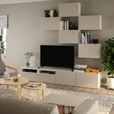 Gemütliches Wohnzimmer mit BESTÅ-TV, Büchern, Dekor und Pflanzen.