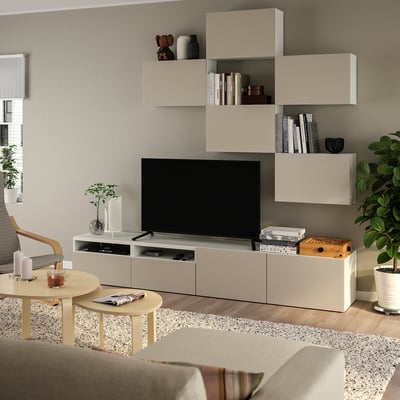 Gemütliches Wohnzimmer mit BESTÅ-TV, Büchern, Dekor und Pflanzen.