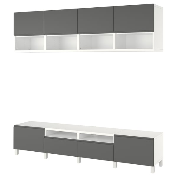 Ein BESTÅ TV-Ständer in Grau mit Schubladen und verstellbaren Regalen. Das moderne Design beinhaltet eine offene und geschlossene Aufbewahrung.