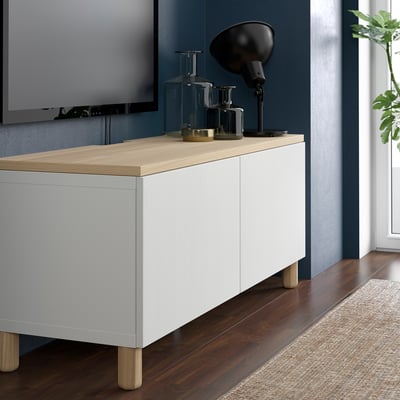 BESTÅ Kabine mit Holzplatte, Dekor, TV, Teppich, modernes Ambiente.