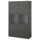 Ein dunkelgrauer Schrank von ikea BESTÅ mit Glastüren und Regalen. Es ist ein modernes Design mit schlanken Linien und verstellbarem Stauraum.