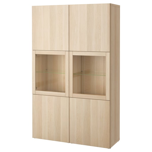 Ein BESTÅ-Schrank aus hellem Holz. Es handelt sich um vier Türabschnitte mit zwei Glastüren für die Ausstellung und zwei Massivholztüren für die Lagerung.