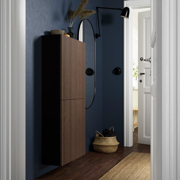 Moderner Eingangsbereich mit BESTÅ-Schrank, Wandleuchte, Korb und Tisch im Flur.