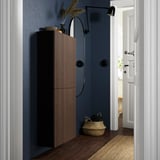 Moderner Eingangsbereich mit BESTÅ-Schrank, Wandleuchte, Korb und Tisch im Flur.