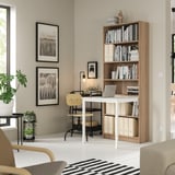 Home Office BILLY Bücherregal mit Schreibtisch in Hellbraun und Weiß, das Stauraum und Arbeitsbereich effizient kombiniert.