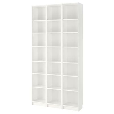 Weißes BILLY Bücherregal; drei breite Abschnitte, verstellbare Regale; Minimalistisches, klares Design.