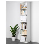 Weißes BILLY Bücherregal mit fünf Regalen, in denen Bücher und Schachteln aufbewahrt werden, neben einer Topfpflanze an einer grauen Wand.