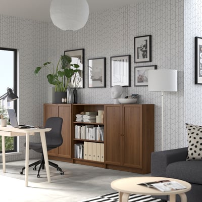 Modernes Wohnzimmer: BILLY Bücherregal, Büroeinrichtung, Sofa mit Kissen, Couchtisch.