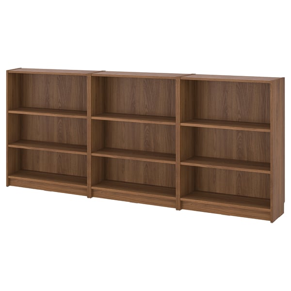 Bücherregale aus Holz, verstellbar, hellbraun, nebeneinander.