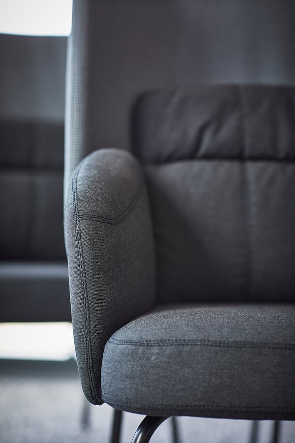 Der Sessel BINGSTA in Grau mit Plüschpolsterung, abgerundeten Armlehnen und einer geschwungenen Rückenlehne für mehr Komfort.