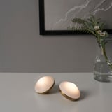 Goldene BJÖRKSPIREA Lampen auf Tisch mit Vase, sanftes Licht.
