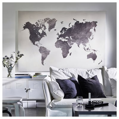 Große Wandkartenkunst, modernes Wohnzimmer mit weißer Couch, schwarzen Kissen, Beistelltisch mit Weinglas, Kerze und Fernbedienung.