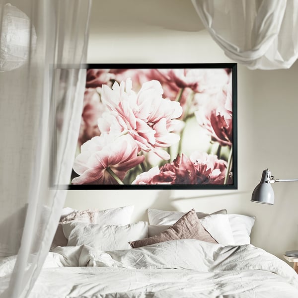 BJÖRKSTA Gerahmtes Bild - Hellrosa Tulpen/schwarz - IKEA Österreich