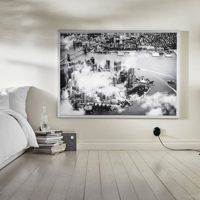 BJÖRKSTA Gerahmtes Bild - Manhatten, leicht bewölkt/aluminiumfarben