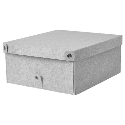 Eine graue BLÄDDRA Aufbewahrungsbox mit Deckel, aus recyceltem Stoff, quadratisch mit Metallverschlüssen.