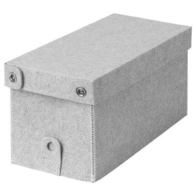 Hellgraue BLÄDDRA Box, rechteckige Form mit Deckel, weiches Filzmaterial, kleine Frontklappe zum leichten Ziehen.