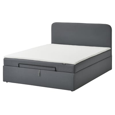 Ein BLÅFJÄLLET graues gepolstertes Ottomanenbett mit Kopfteil und Stauraum.