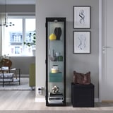 BLÅLIDEN schwarzer Glastürschrank im Wohnzimmer mit Scheinwerfern.