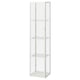 Eine weiße BLÅLIDEN-Vitrine mit Glasböden und -türen, die ein modernes und schlankes Design aufweist.