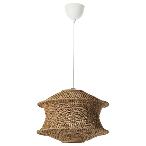 Eine ikea BLÅSTÅNG Pendelleuchte. Er ist weiß, kugelförmig und besteht aus geflochtenen Papierschnüren. Das Design winzige Löcher erzeugt ein faszinierendes Muster.